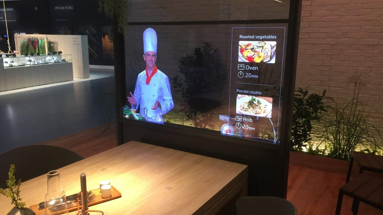 “見えないディスプレイ”はすぐそこに — パナソニックが透過型OLEDの試作品を発表
