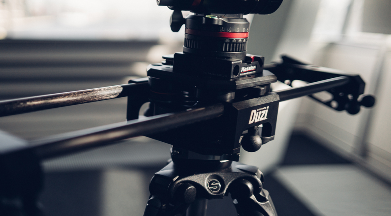 シネベート（Cinevate） Duzi 4 レビュー — フライホイールを持つコンパクトスライダー