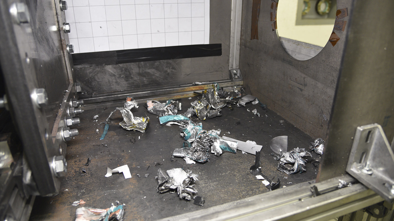 Qué sucede cuando chocas un drone a 500 millas por hora contra una pared