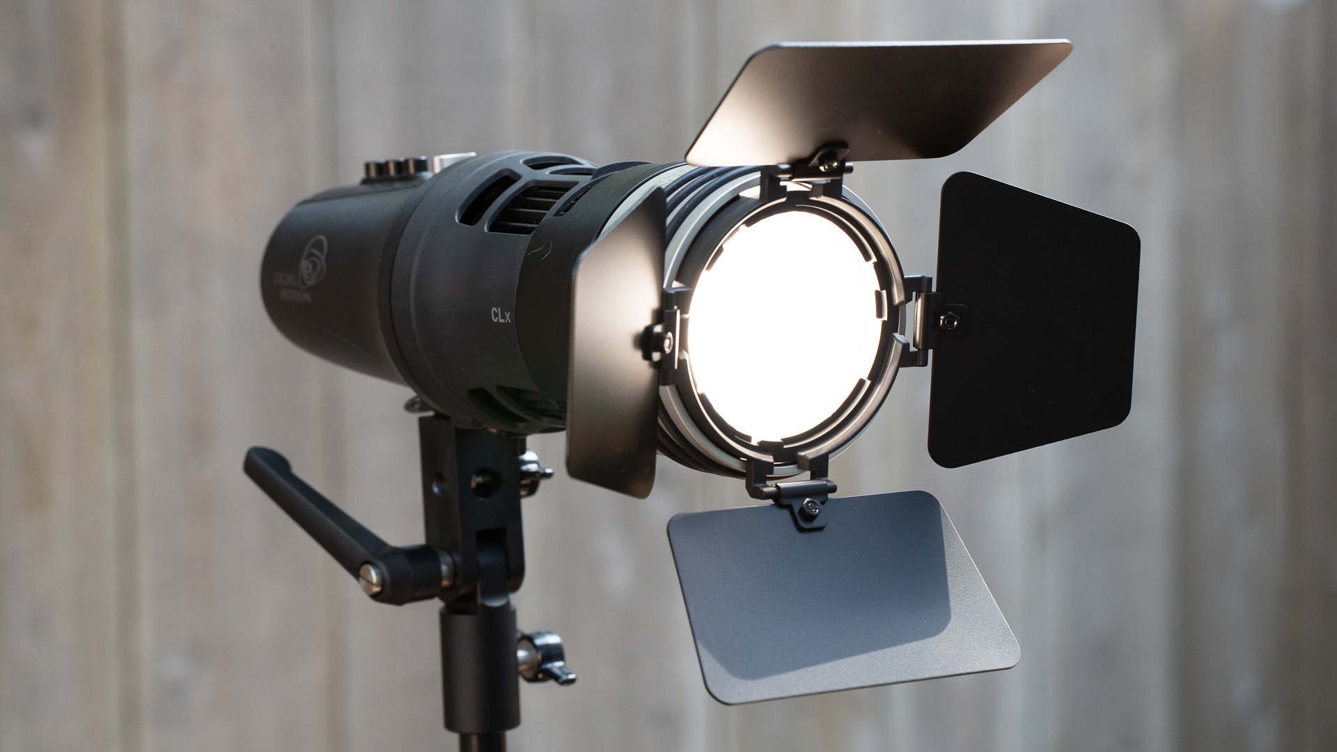 Reseña de la luz CLx10 de Light & Motion: un accesorio de alto rendimiento alimentado por una batería interna